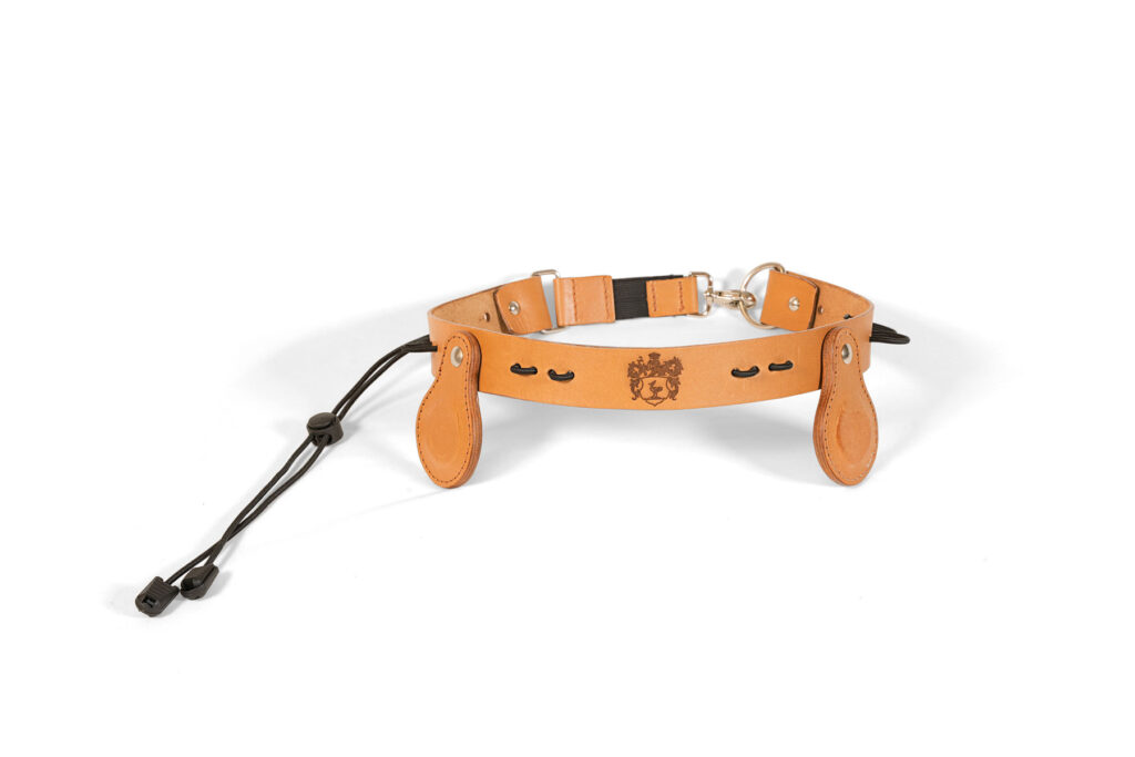 Birdie Belt mit Magnetpads in Beige, geschlossen am Golfbag